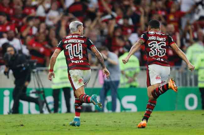 Arrascaeta marcou os dois gols do Flamengo contra o Atlético