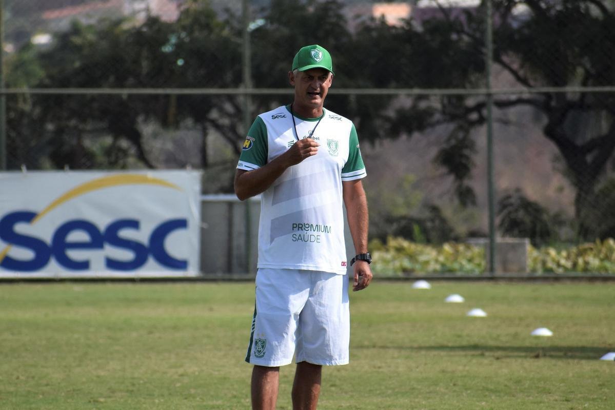 O Amrica segue em preparao para a deciso do Campeonato Mineiro, contra o Atltico. No prximo sbado (22), s 16h30, os rivais se enfrentaro no Mineiro, em Belo Horizonte. Para ser campeo estadual pela 17 vez, o Coelho precisar vencer o confronto. Isso porque a primeira partida terminou empatada em 0 a 0, e o Atltico possui a vantagem de jogar por um novo empate.