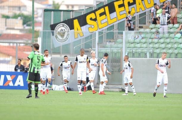 Imagem do polmico gol do Atltico: Rger Guedes cabeceou, Glauco defendeu e o rbitro Igor Junio Benevenuto confirmou o gol baseado na viso do auxiliar Guilherme Dias Camilo. Imagem do canal Premiere apontou que defesa foi feita sobre a linha de meta e a bola no entrou.