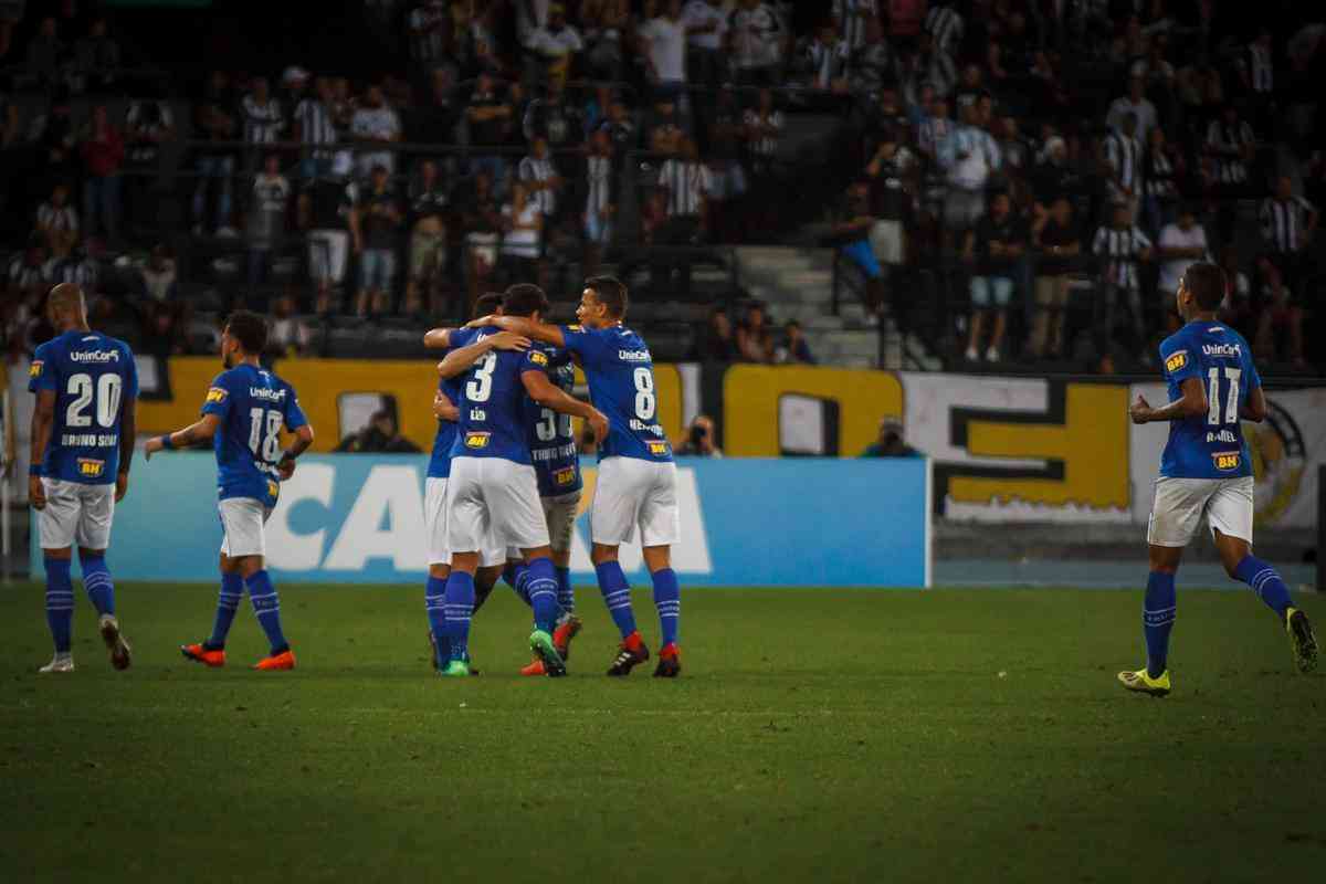 Imagens do jogo entre Botafogo e Cruzeiro, no Estdio Nilton Santos, no Rio de Janeiro