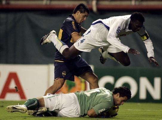 Fbio contra o Boca Juniors em La Bombonera, na Libertadores
