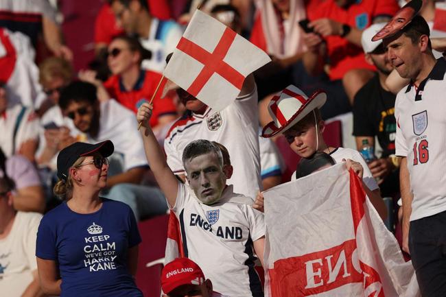 Os torcedores de Inglaterra e Irã no primeiro jogo do Grupo B na Copa do Mundo.