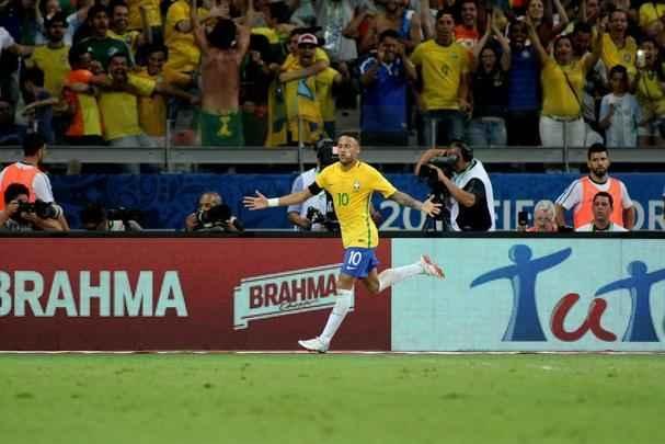 Alegria de Neymar no Mineiro e decepo de Messi, visivelmente abatido no jogo