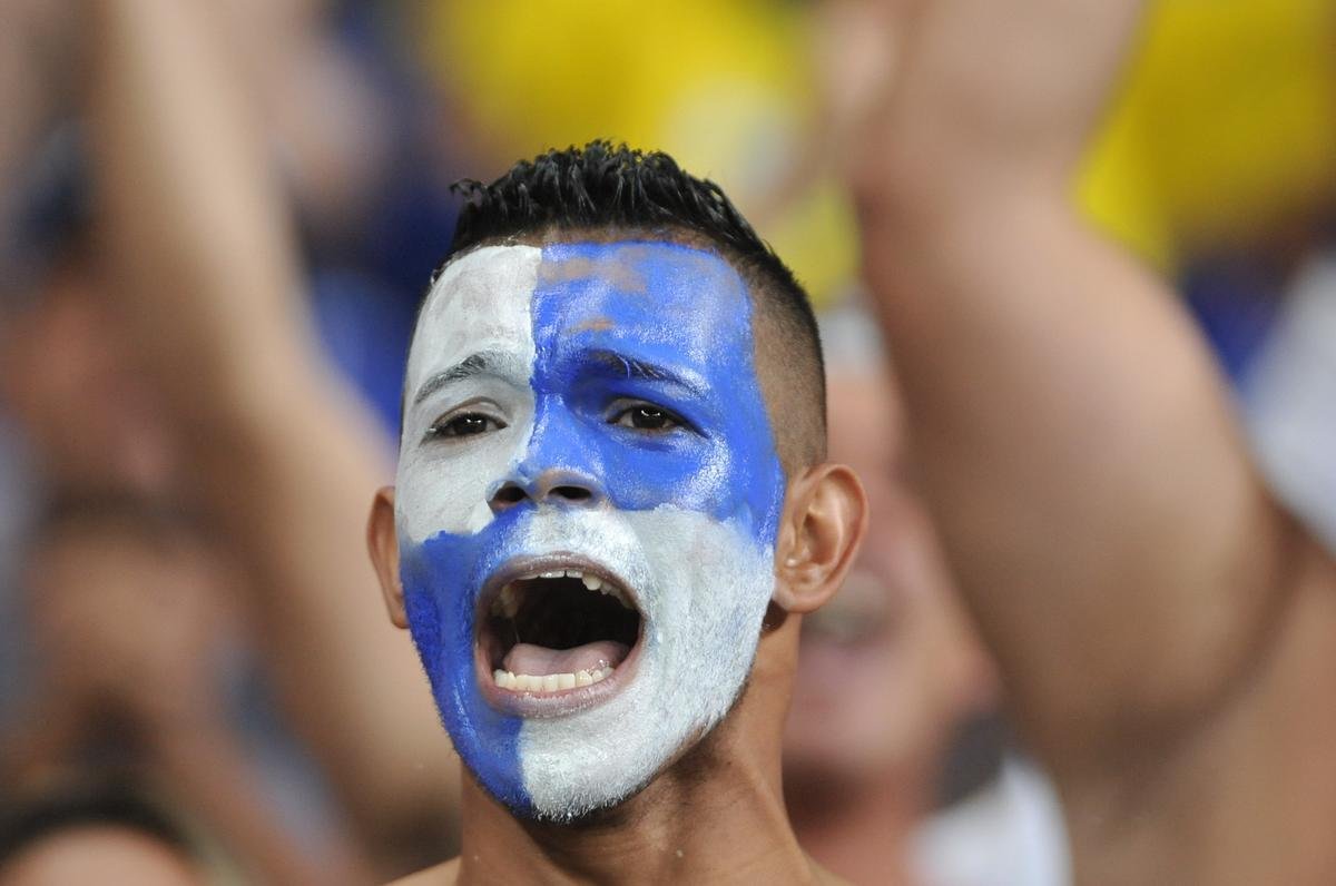 Torcida cruzeirense compareceu em bom nmero e empurrou time para vitria diante da La U
