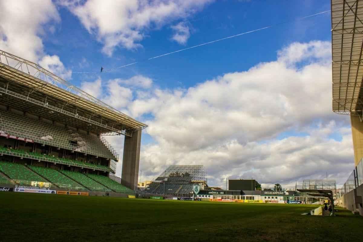 Praticantes fazem as travessias em cima de uma fita com 22mm de espessura, que suporta, em mdia, pouco mais de uma tonelada