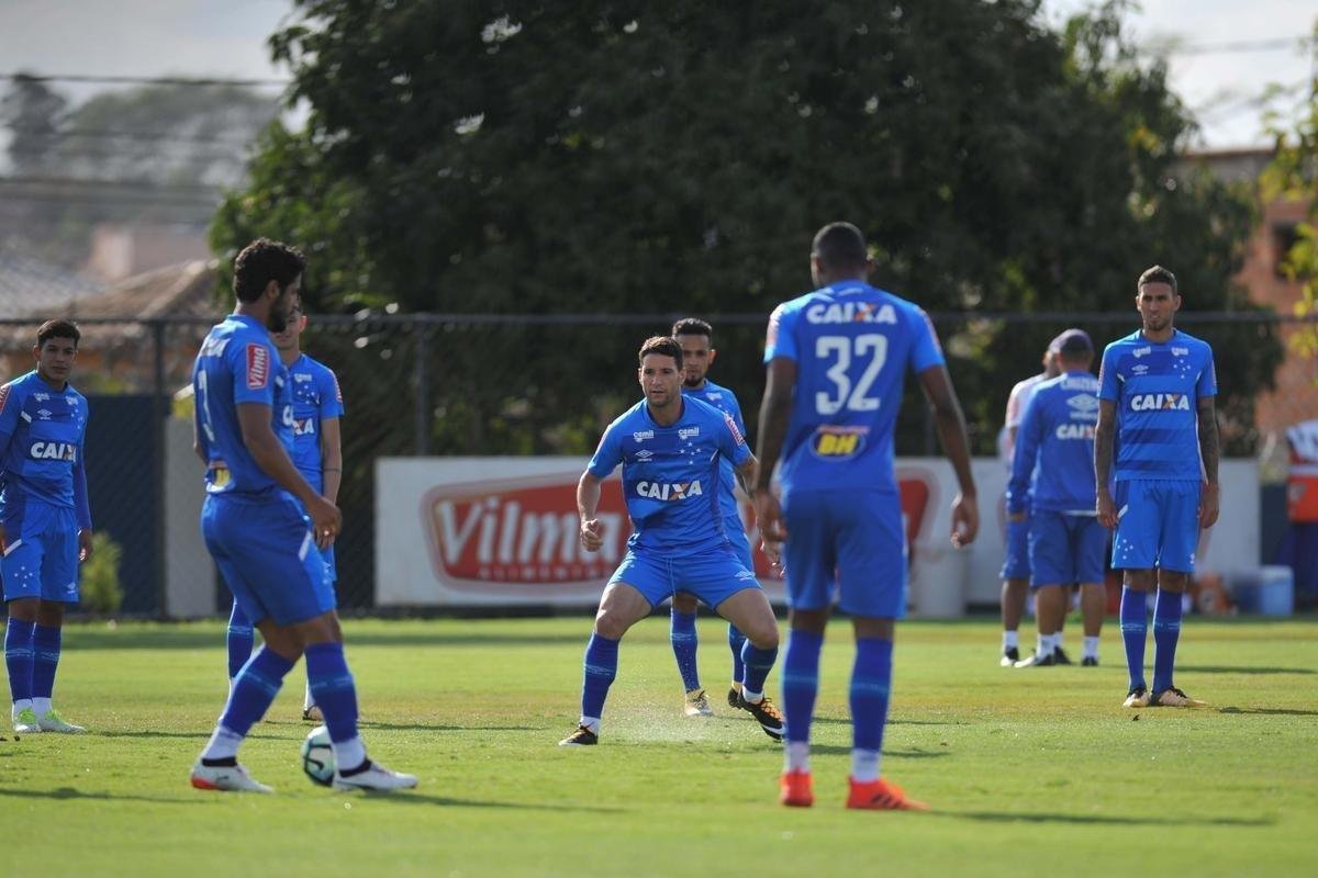Jogadores do Cruzeiro trabalharam em tom descontrado na Toca da Raposa antes de final com Flamengo
