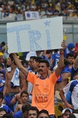 Torcida cruzeirense comea a festa dentro do estdio antes da partida decisiva contra o Grmio