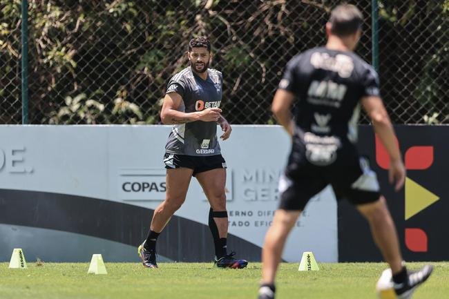 Fotos do treino do Atltico nesta quarta-feira (12/10), na Cidade do Galo. Em recuperao de um incmodo na panturrilha esquerda, Hulk fez funcional no campo e ainda  dvida para o confronto contra o Flamengo, no sbado, s 20h30, no Maracan, pelo Brasileiro