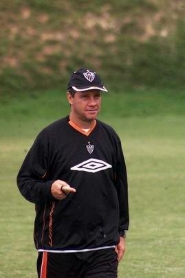 Paulo Bonamigo - Paulo Bonamigo foi treinador do Atlético em 2004. O treinador comandou a equipe em 40 partidas e foi demitido após a derrota para o Criciúma por 4 a 2. Foram 17 vitórias, 12 empates e 11 derrotas. Com ele, o Atlético foi eliminado na segunda fase da Copa do Brasil e perdeu o título do Campeonato Mineiro para o Cruzeiro.