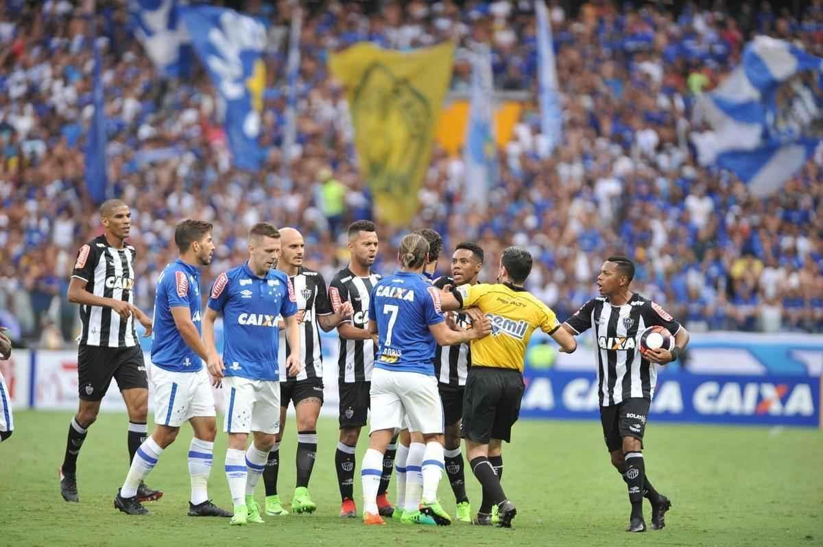 No segundo tempo, jogo ficou mais tenso. Arrascaeta fez 2 a 0 para o Cruzeiro, e Elias diminuiu para o Galo