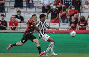 O Atltico visitou, nesta tera-feira (16), o Athletico-PR na Arena da Baixada, em Curitiba. O duelo foi vlido pela 33 rodada da Srie A do Campeonato Brasileiro.