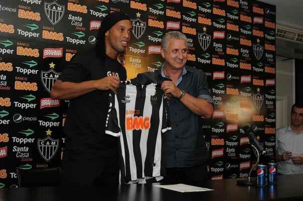 - 04/06/2012 - O jogador de futebol Ronaldinho Gaúcho e o diretor de futebol Eduardo Maluf durante apresentação ao Atlético