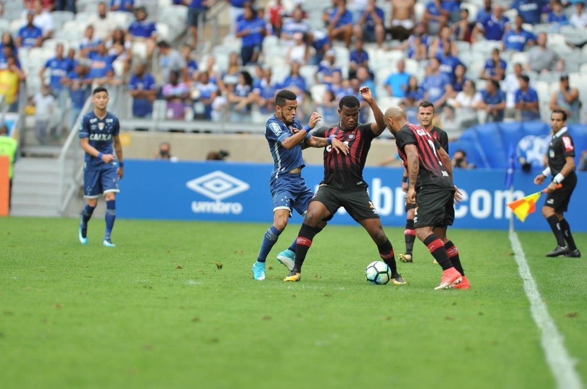 Fotos do jogo entre Cruzeiro e Atltico-PR, no Mineiro, pela 32 rodada do Brasileiro