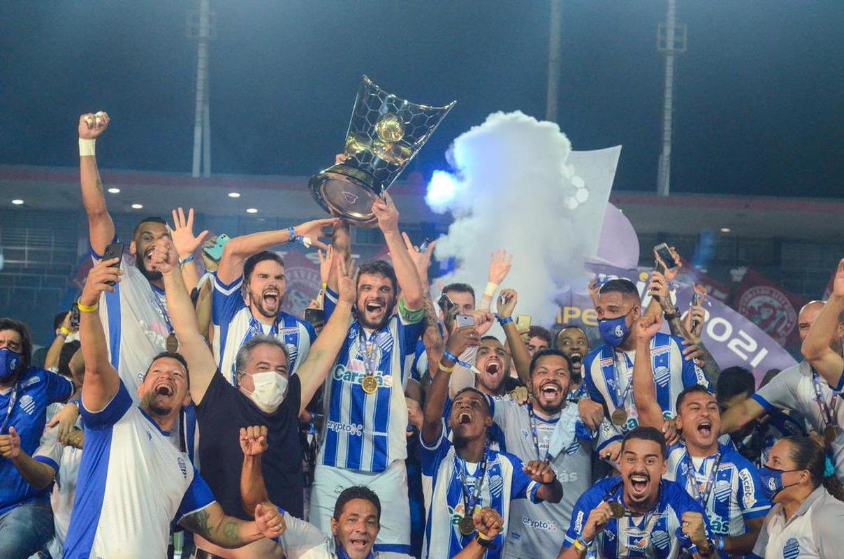 CSA - Campeo do Campeonato Alagoano (12 jogos, 5 vitrias, 6 empates e 1 derrota - 58,33% de aproveitamento)