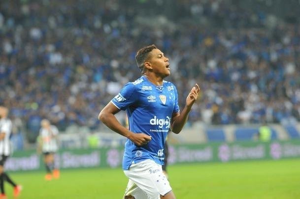Aps bela jogada de Pedro Rocha, Thiago Neves marcou para o Cruzeiro