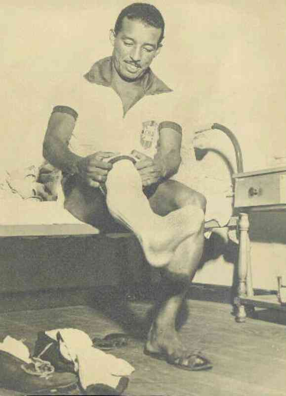 Copa do Mundo de 1950 (Brasil) - Zizinho machucou o joelho esquerdo cerca de um ms antes do incio da Copa no Brasil. Ele ficou fora das duas primeiras partidas e atuou no sacrifcio no decisivo jogo contra a Iugoslvia. Zizinho jogou, fez um dos gols do 2 x 0 e foi o melhor jogador do Brasil na Copa.