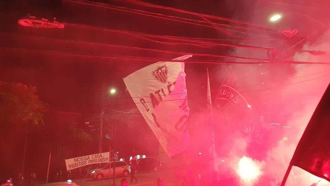 Torcedores do Atltico protestaram em frente  sede do clube nesta segunda-feira (21/11)