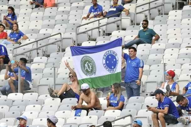 O Mineiro foi palco de homenagens s vtimas da tragdia com o avio da delegao da Chapecoense antes e durante Cruzeiro x Corinthians
