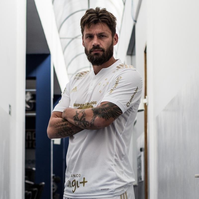 Cruzeiro lanou camisa branca, com detalhes em dourado, nesta quinta-feira (6 de maio)