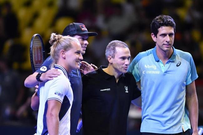 Cercado de amigos, familiares e com carinho do pblico, Bruno Soares se despediu oficialmente do tnis neste sbado (26), no Mineirinho, em BH. Multicampeo, tenista mineiro, de 40 anos, dividiu a quadra com Bob Bryan, Marcelo Melo e Rafael Matos