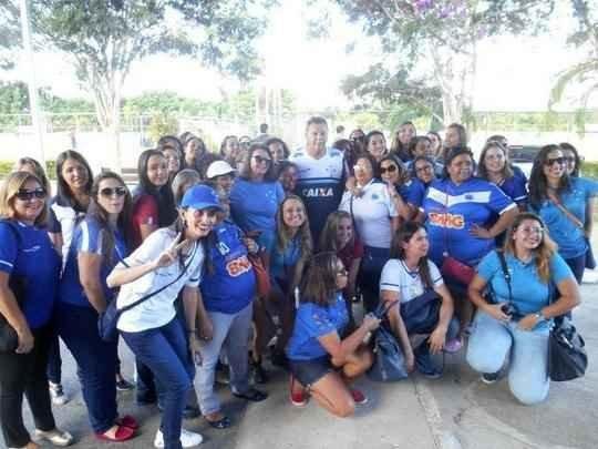 No Dia Internacional da Mulher, o Cruzeiro levou 50 sócias do futebol para conhecer a Toca da Raposa II. Nesta terça-feira, as torcedoras foram recebidas com café da tarde, ganharam produtos de beleza e aproveitaram para pegar autógrafos e tirar fotos com jogadores. Nesta quarta, o clube celeste levará mulheres em tratamento contra o câncer ao jogo contra o Atlético-PR, às 19h30, no Mineirão. Elas ficarão em um setor privilegiado do estádio.