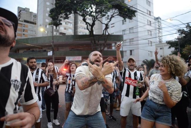 Festa atleticana no Bar do Salomo, em BH, com a conquista do ttulo da Supercopa do Brasil. Galo venceu o Flamengo por 8 a 7 nos pnaltis aps empate por 2 a 2 no tempo normal