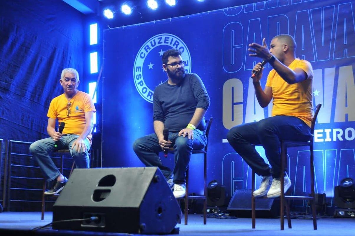 Nonato e Leandro, ex-laterais do clube, durante papo com o pblico de Conselheiro Lafaiete na Caravana do Cruzeiro