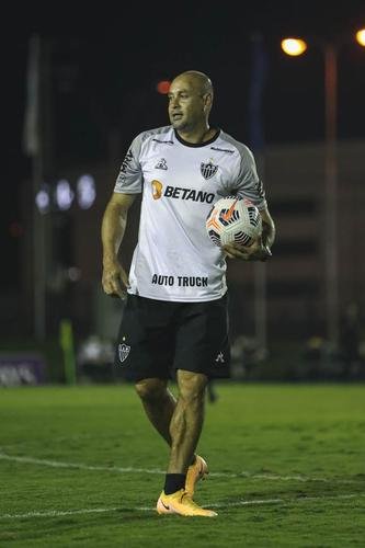 Tcnico Cuca comandou atividade do Atltico no CT da Conmebol no Paraguai 