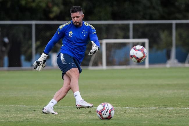 Comisso tcnica de Vanderlei Luxemburgo comandou treino na Toca da Raposa II nesta quarta-feira. Time se prepara para enfrentar o Brusque, s 11h de sbado, no estdio Augusto Bauer, em Santa Catarina, pela 16 rodada da Srie B.