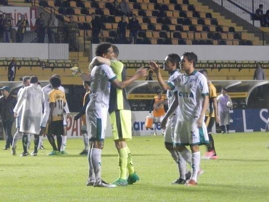 Fotos da vitória de virada do América sobre o Criciúma no Estádio Heriberto Hulse, em Criciúma, pela Série B