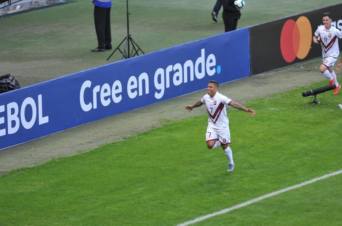 Imagens da partida entre Bolvia e Venezuela