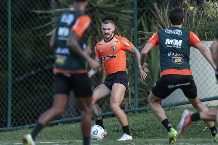Com Guilherme Arana de volta, Cuca comanda atividade na Cidade do Galo