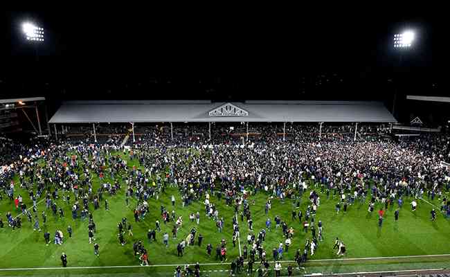 A torcida do Fulham invadiu o campo para comemorar o retorno à Premier League. 