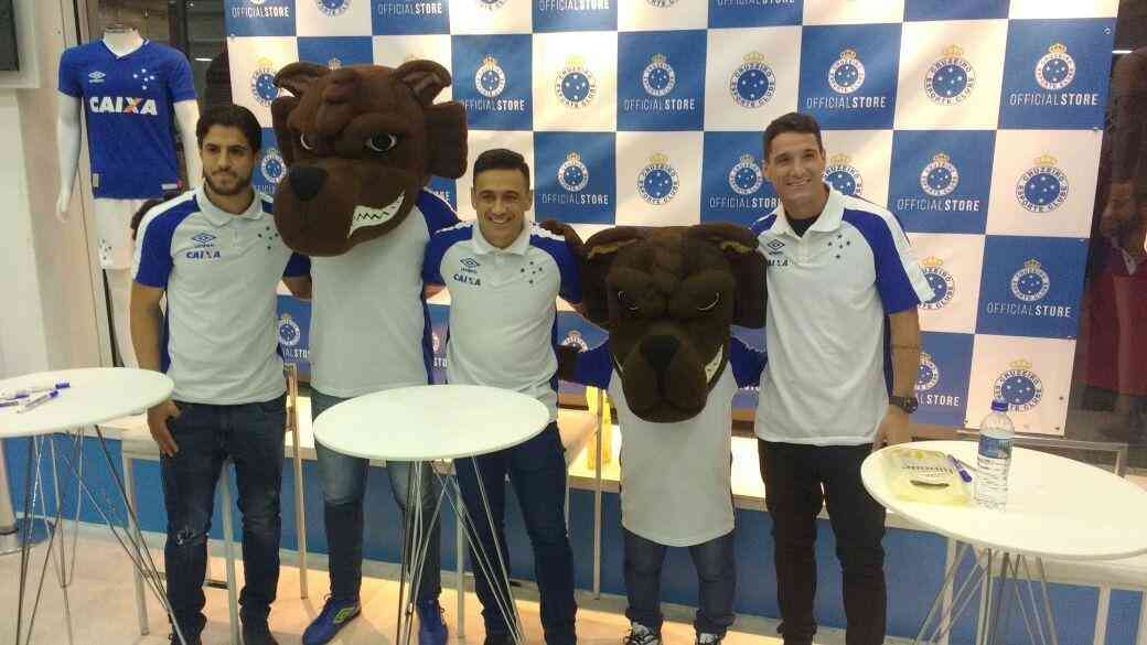 Torcedores do Cruzeiro ganharam autgrafos do volante Hudson e dos meias Thiago Neves e Robinho