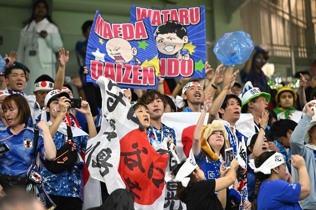 Torcida coloriu o Estdio Al Janoub, no Catar, para acompanhar a partida entre Japo e Crocia, pelas oitavas de final