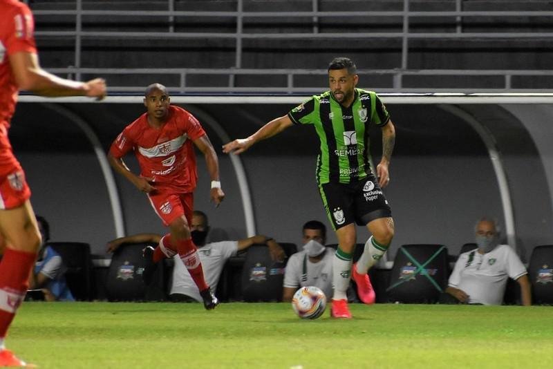 Fotos do duelo entre CRB e Amrica, pela Srie B