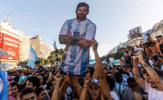 Torcedor exibe imagem de Messi em festa nas ruas de Buenos Aires