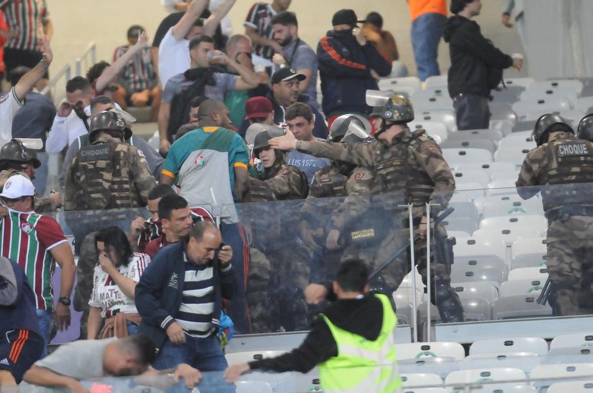 Briga entre torcedores do Cruzeiro e do Fluminense, no Mineiro, antes de jogo pelas oitavas de final da Copa do Brasil. Atrito foi na divisria, no anel superior do estdio