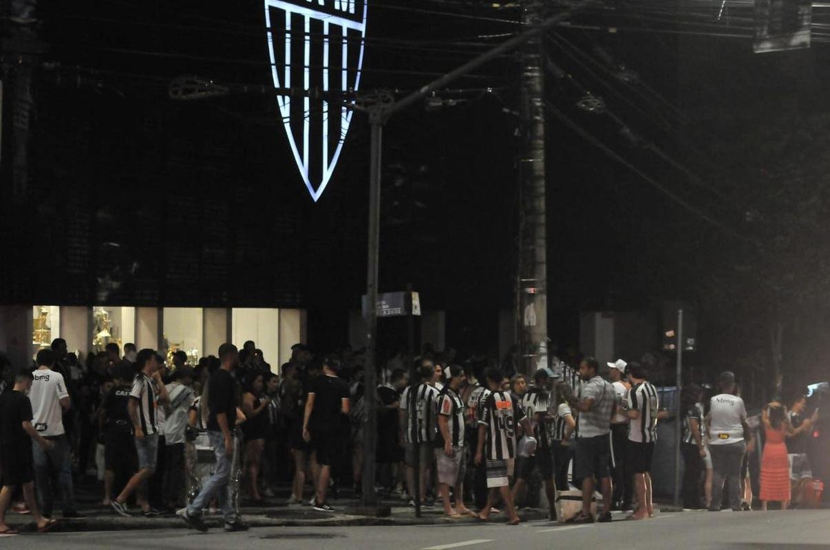 Torcedores do Atltico se concentraram em frente  sede do clube, no bairro de Lourdes, em BH, para festejar o ttulo da Supercopa do Brasil sobre o Flamengo. Galo derrotou rubro-negros nos pnaltis na Arena Pantanal, em Cuiab
