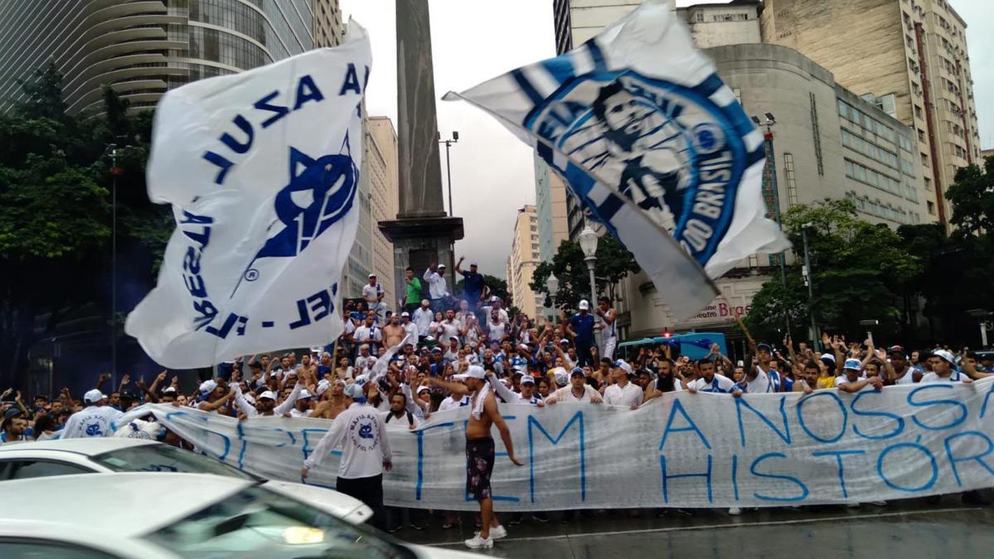 Aps deixarem a Toca da Raposa II, torcedores do Cruzeiro se dirigiram  Praa Sete, no Centro de Belo Horizonte, onde deram sequncia ao protesto contra a sada do goleiro Fbio do clube.