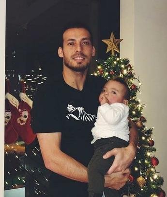 Atrasado? David Silva postou foto com o filho em frente à árvore de Natal