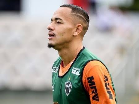 Destaque da base do Palmeiras, Papagaio foi uma aposta da diretoria do Atltico para a reserva de Ricardo Oliveira. Ele chegou ao Galo lesionado e viu Alerrandro se destacar. Sem espao, pouco jogou no clube at rescindir o contrato e assinar com o Gois. Foram apenas sete partidas.