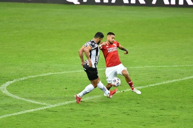 Fotos do golao de Hulk sobre o River Plate no Mineiro