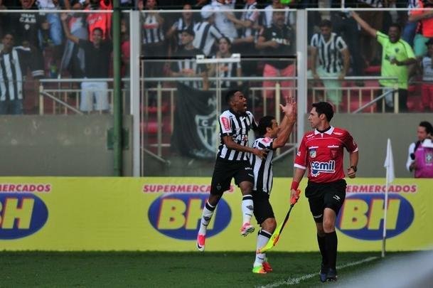 Robinho abriu o placar do clssico e colocou o Atltico em vantagem
