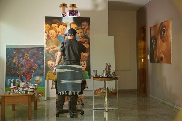 Imagens de exposição em homenagem ao craque Ronaldinho Gaúcho