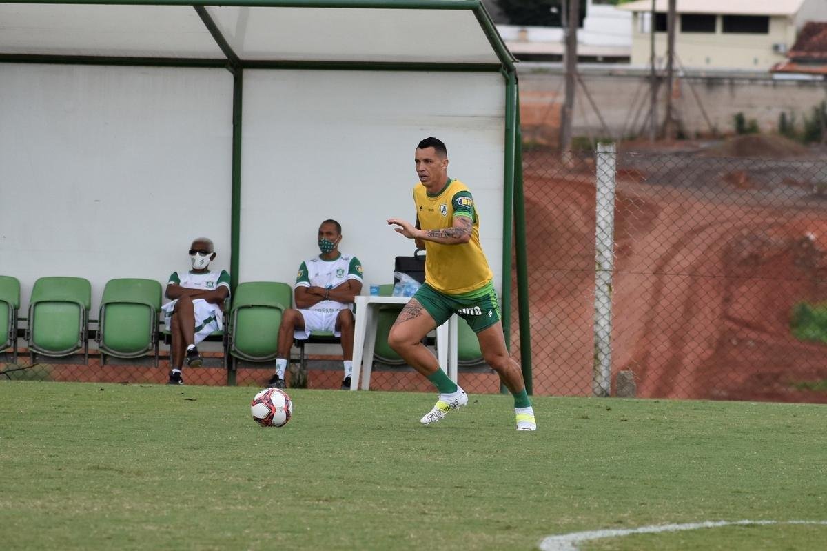 O Amrica segue com treinamentos intensivos voltados para a disputa do Campeonato Mineiro. No prximo sbado (27), o Coelho estreia no estadual diante do Boa Esporte, s 19h. A partida ser realizada no Independncia, em Belo Horizonte. A tendncia  que, neste primeiro compromisso, o tcnico Lisca utilize jogadores que tiveram menor minutagem na temporada 2020/21, alm de nomes promissores das categorias de base do clube.
