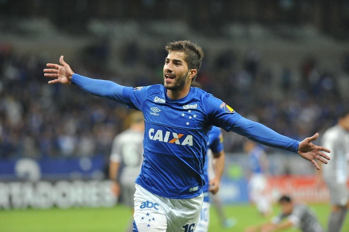 Aos dez minutos, Lucas Silva fez jogada individual e marcou o 2 gol do Cruzeiro em chute de fora da rea