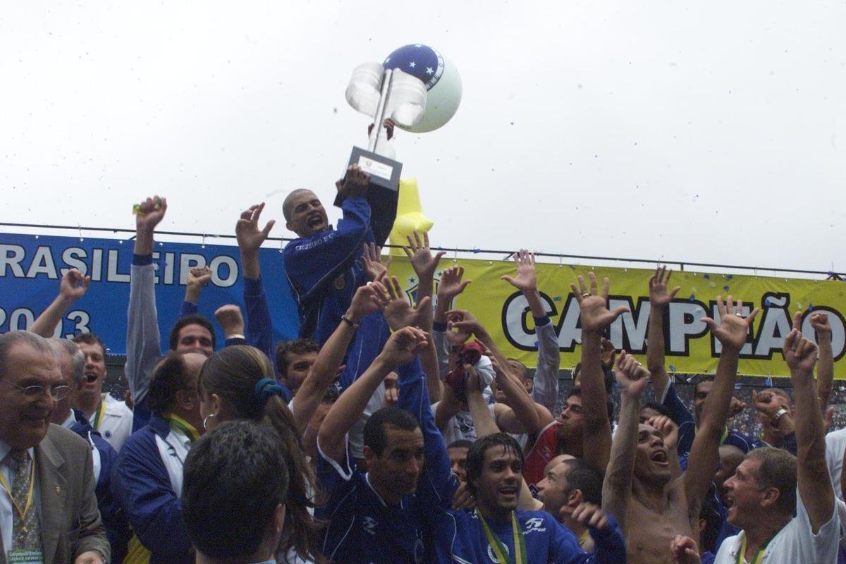 Com o ttulo brasileiro confirmado, o Cruzeiro fez no dia 7 de dezembro de 2003 o jogo da taa e das faixas contra o Fluminense, no Mineiro. Com show de Alex, autor de dois gols, o time celeste goleou os cariocas por 5 a 2 e promoveu nova festa da torcida azul em Belo Horizonte. Jogadores finalmente ergueram a taa oficial do Campeonato Brasileiro, cedida pela CBF, e deram a volta olmpica. Os campees brasileiros de 1966 tambm participaram das comemoraes no Gigante da Pampulha.