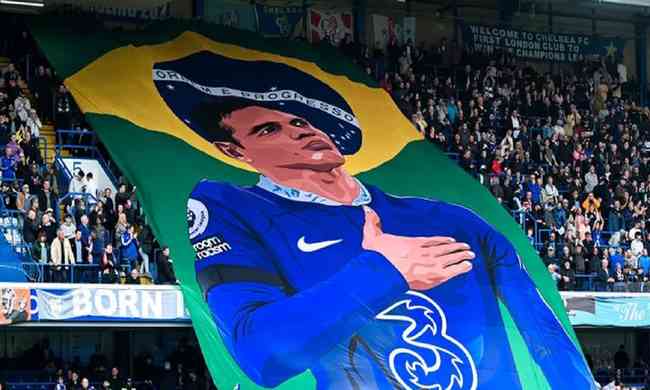 Thiago Silva foi homenageado pela torcida do Chelsea em jogo contra o Nottingham Forest, pela Premier League
