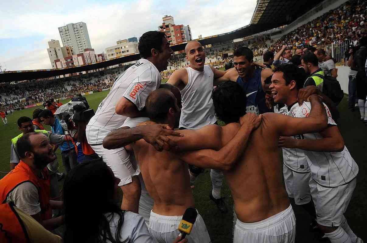 2008 - Corinthians (39 pontos ao fim do 1º turno) subiu e foi campeão